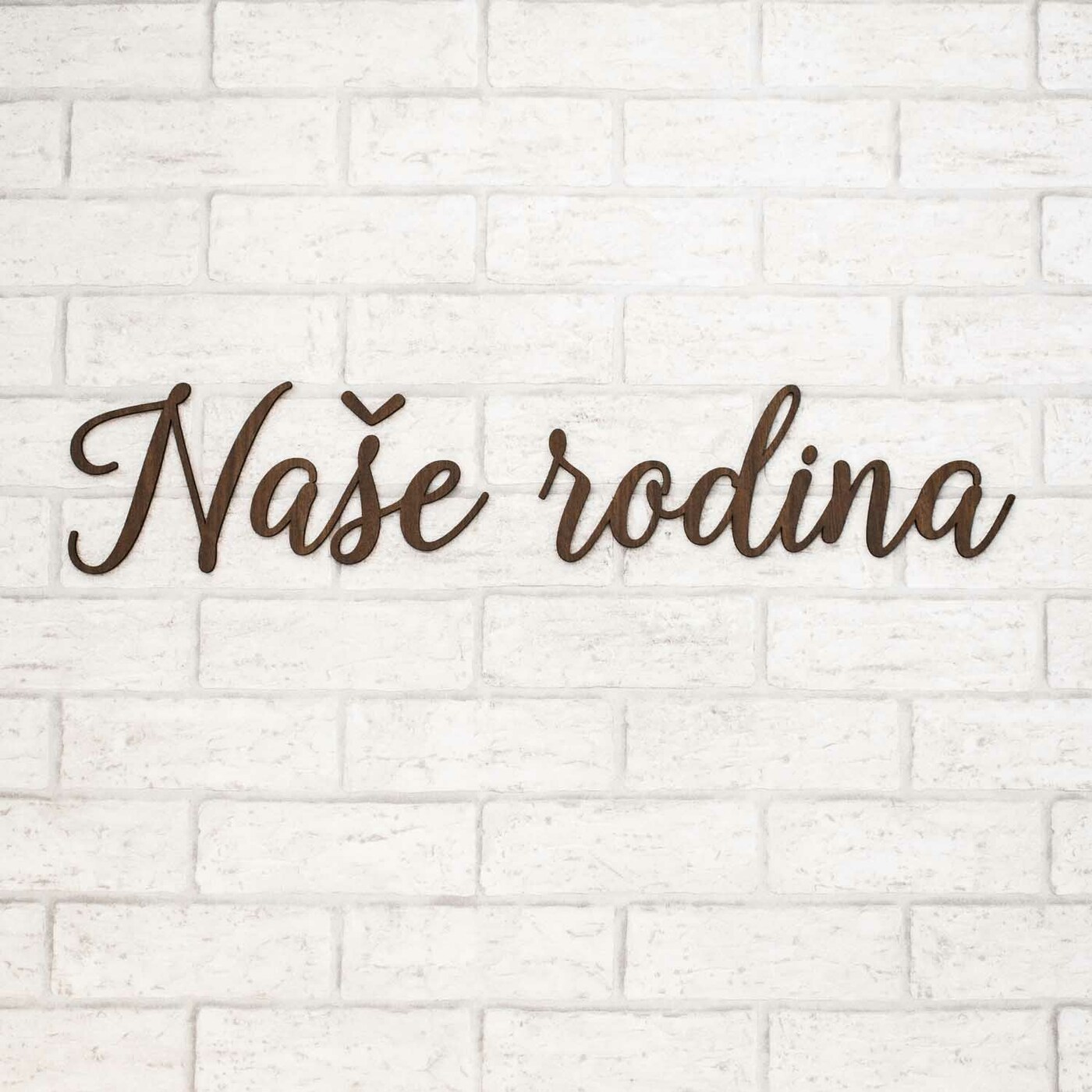 Dřevěný nápis na stěnu - Naše rodina | Ořech