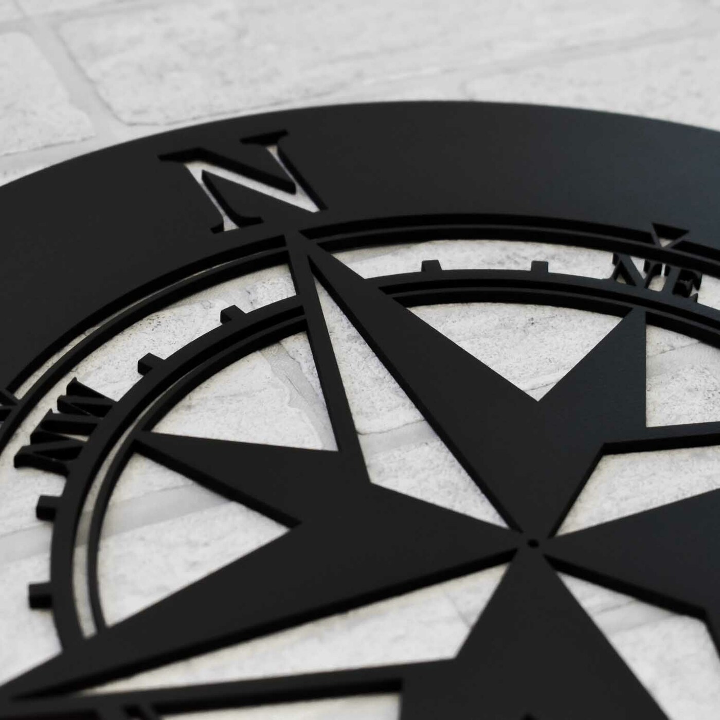 Drevená dekorácia na stenu - Kompas | Čierna