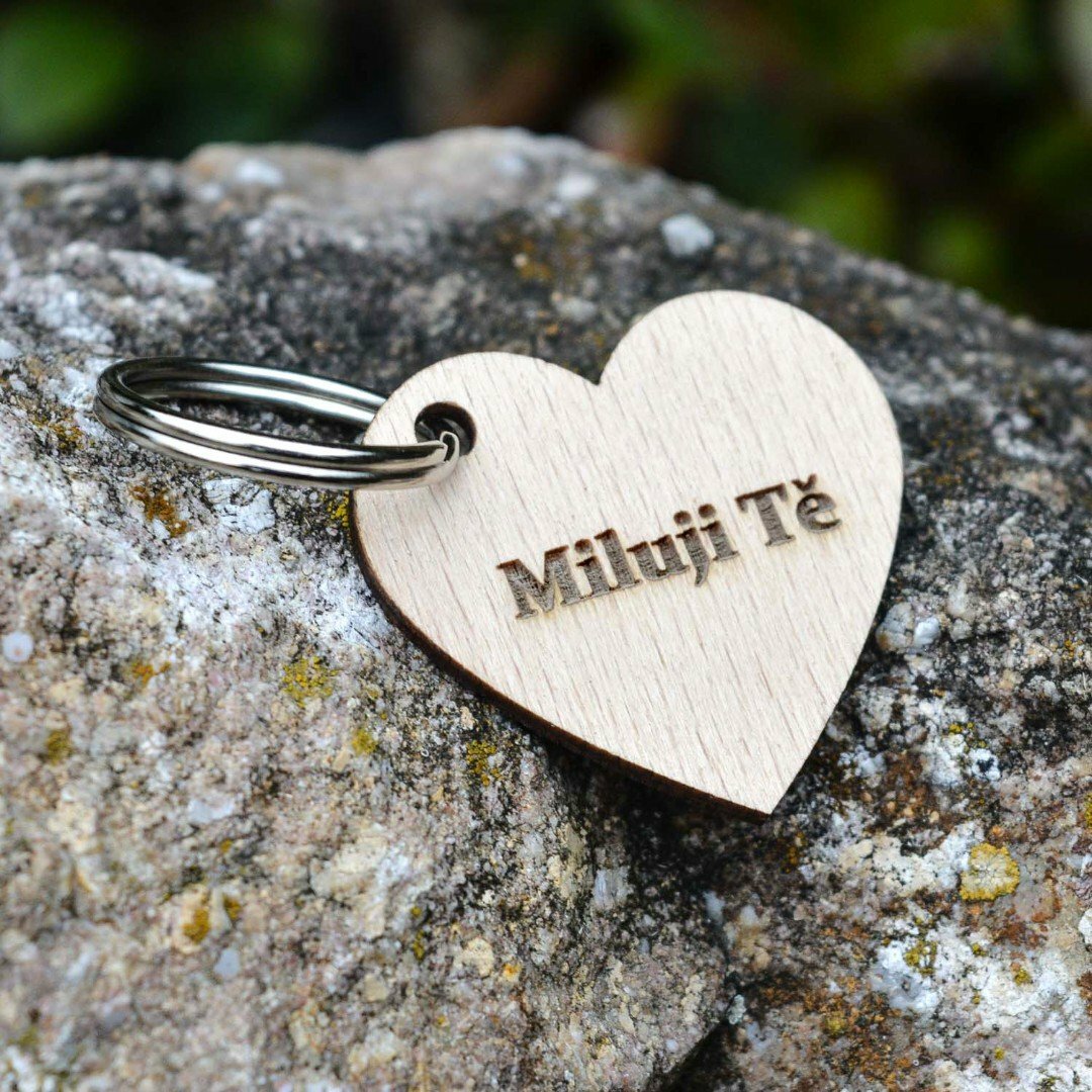 Dřevěný přívěšek na klíče - Miluji Tě