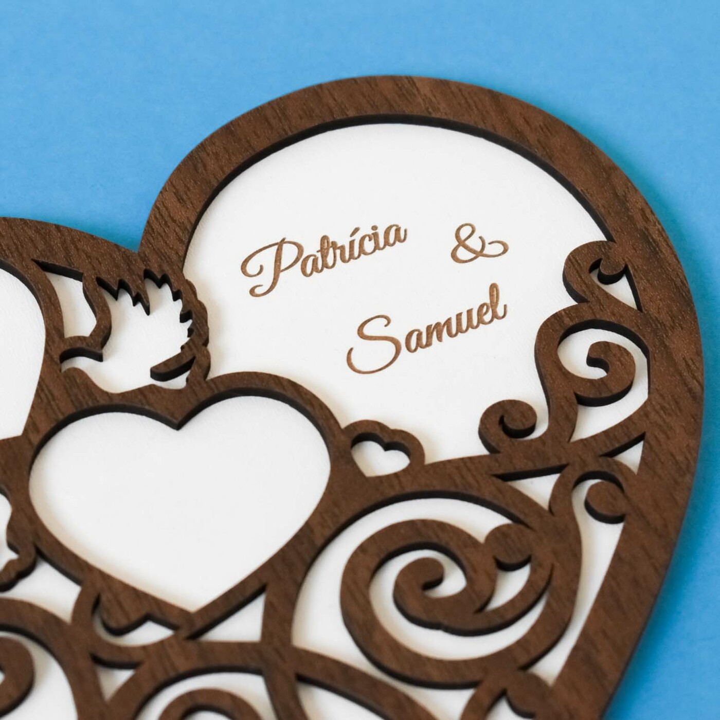 Drevená tácka na obrúčky - Srdiečko | Biela / Orech