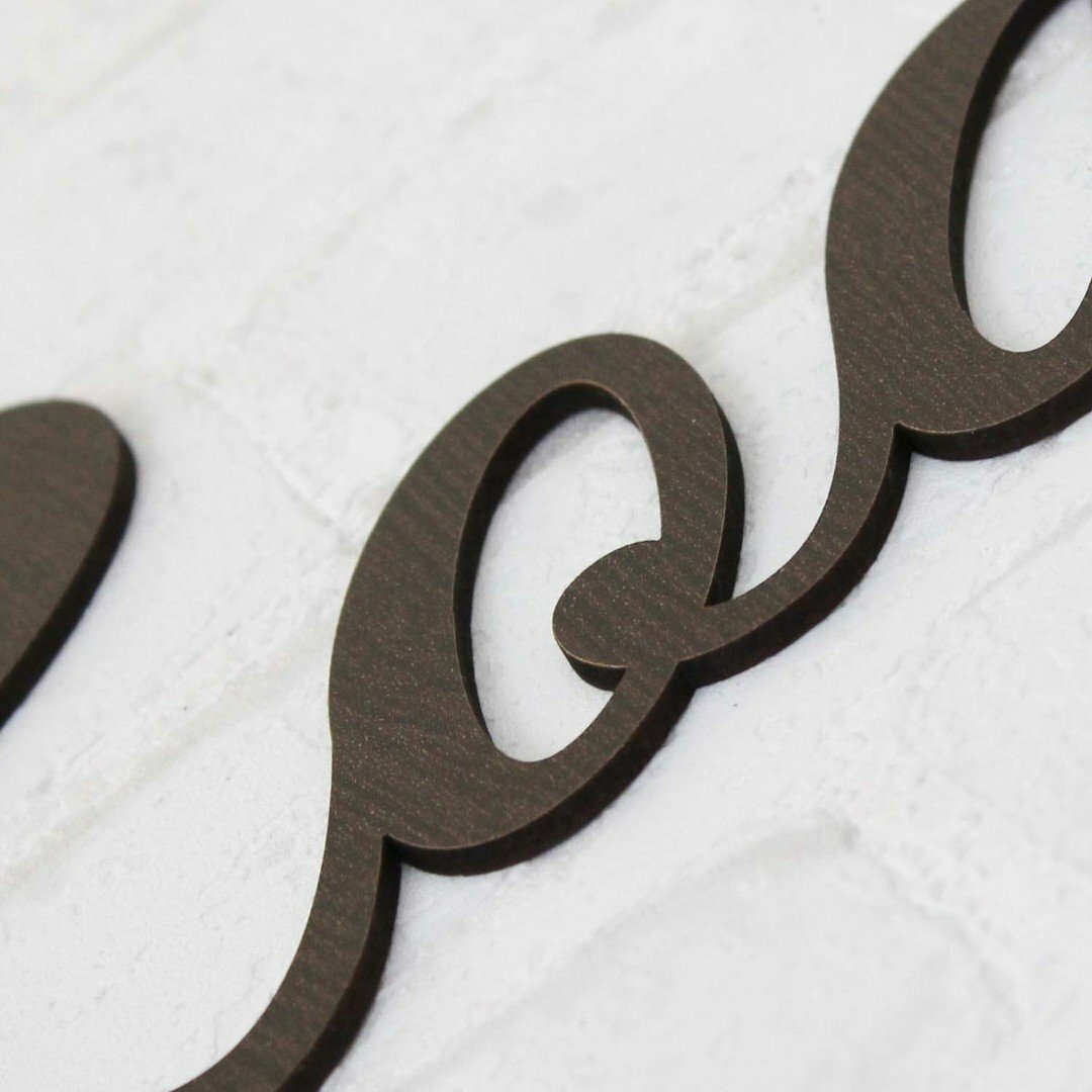 Drevená samolepka na stenu - citát o rodine | Wenge