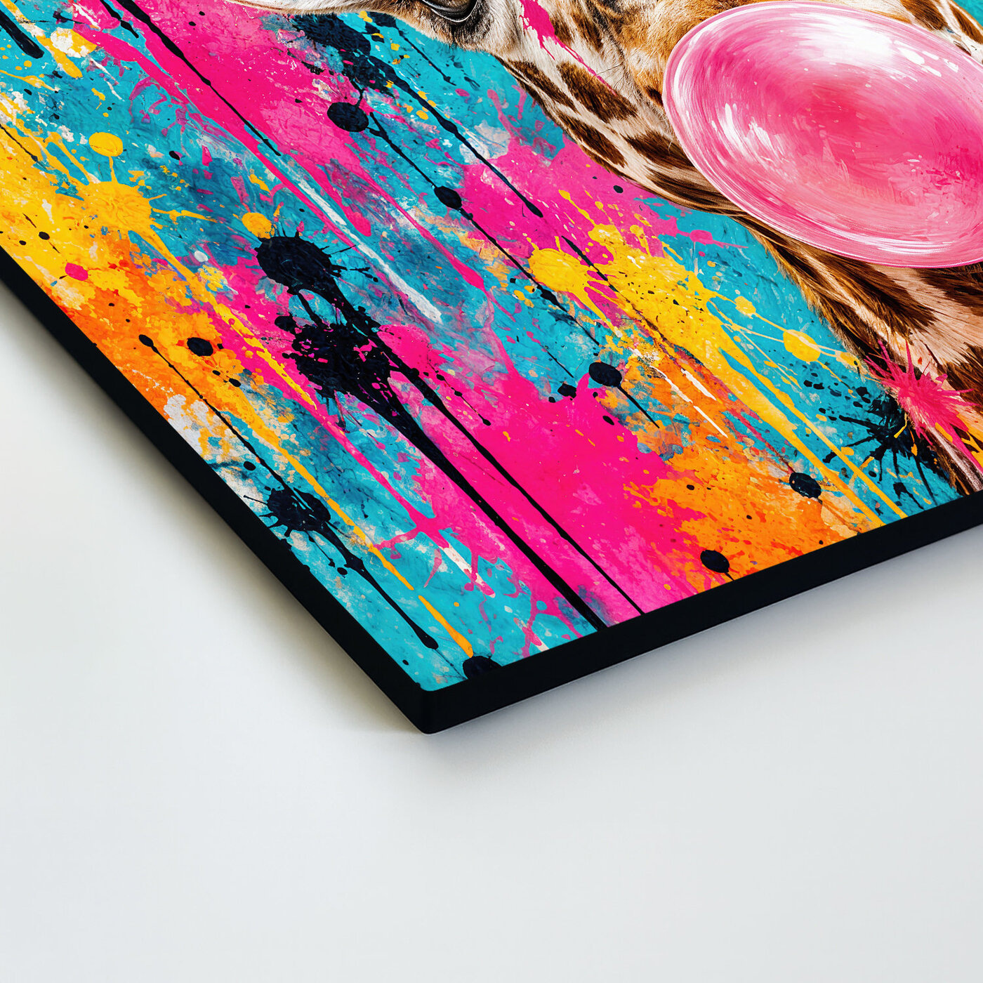 Vtipný drevený obraz - Pop art žirafa so žuvačkou