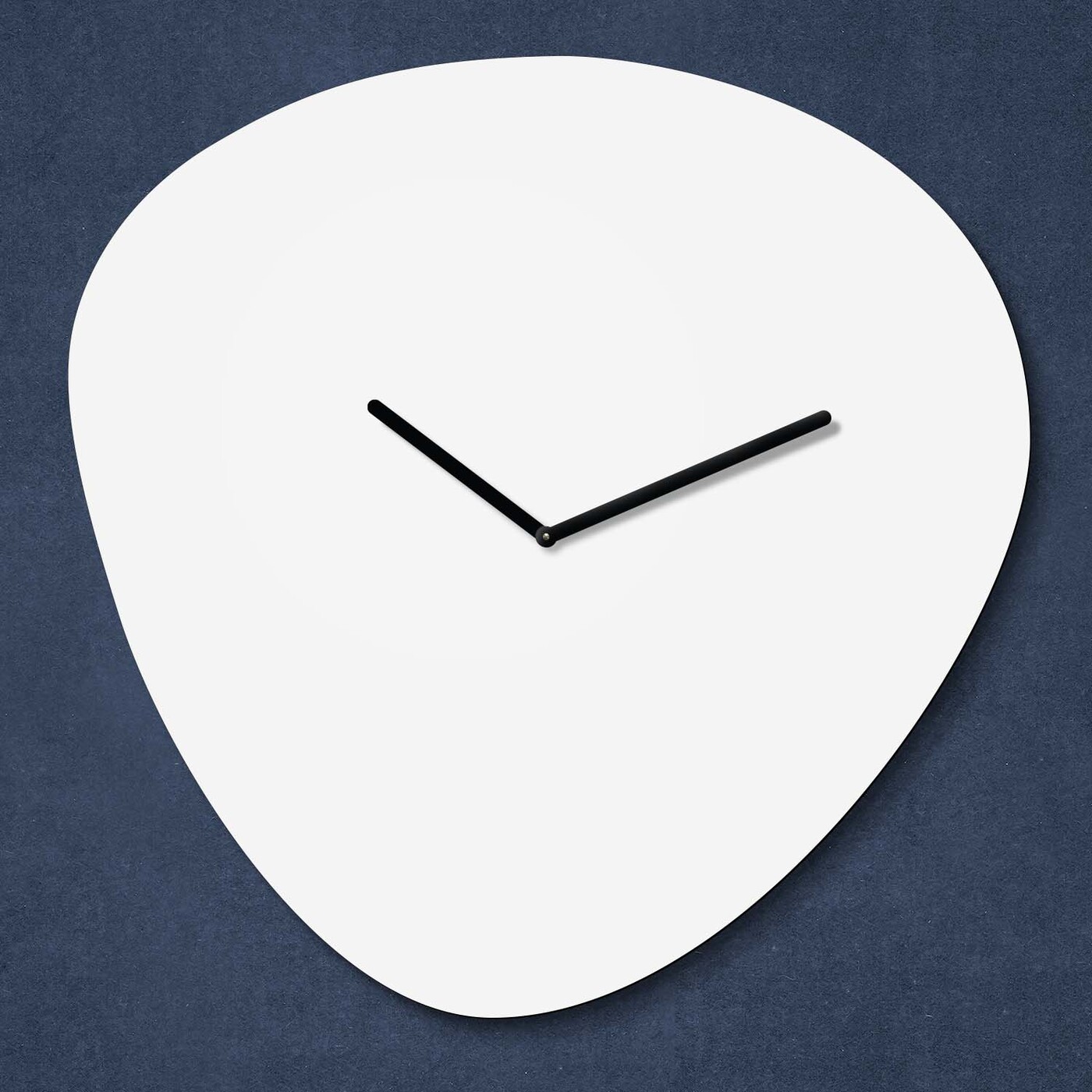 Atypické drevené hodiny - Pebble | Biela
