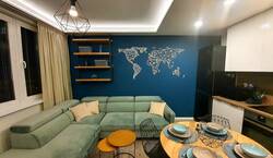 DUBLEZ értékelés Józseftől: „Szuper design minőségű kiegészítő! A sokszögek részletei pontosan illeszkednek ahhoz a koncepcióhoz, amelyet a belső térben valósítottam meg. :) Gondolkodtam a fekete kivitelben, de végül a fehéret választottam, ami tökéletes kontrasztot alkot a kék falon.”