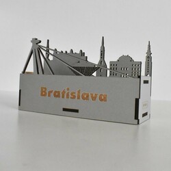 Drevený stojan na perá - Bratislava | Strieborná