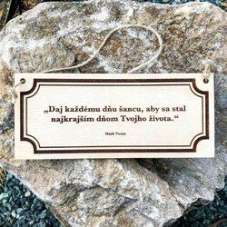 Drevená tabuľka s citátom na stenu