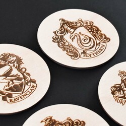 Dřevěné podložky pod hrnky - Fakulty Bradavic