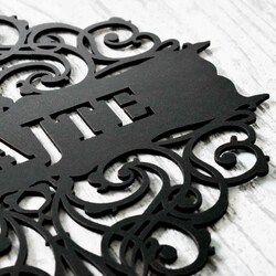 Drevená ozdoba na dvere s nápisom Vitajte | Čierna