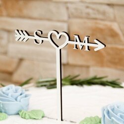 Drevený svadobný zápich do torty - Šipka s iniciálmi mladomanželov