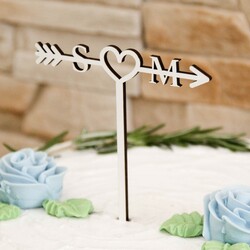 Drevený svadobný zápich do torty - Šipka s iniciálmi mladomanželov