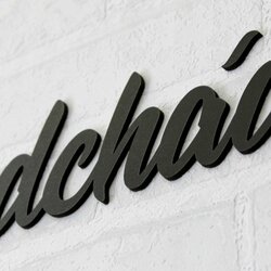 Drevený citát o domove - nálepka na stenu | Čierna