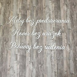 Citát z dreva od Jána Pavla 2 - Miluj bez predstierania | Biela