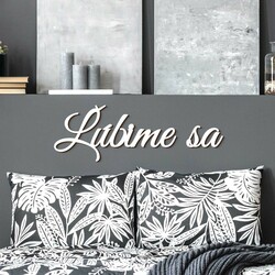 Drevená nálepka na stenu - nápis Ľúbime sa | Biela