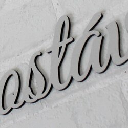 Drevená samolepka na stenu - citát o rodine | Strieborná