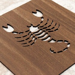 Dřevěný obraz na zeď - Znamení Štír | Ořech