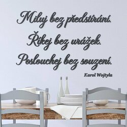 Citát ze dřeva od Jana Pavla 2 - Miluj bez předstírání | Antracitově-šedá