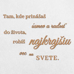 Drevený citát na stenu o úsmeve a radosti