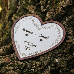 Darček na svadbu pre novomanželov - Podnos na prstene Srdce  | Biela / Orech