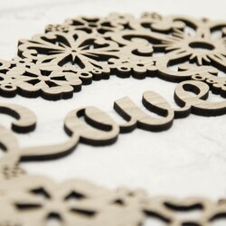 Drevený ozdobný veniec na dvere - Srdce s nápisom Love | Dub Sonoma