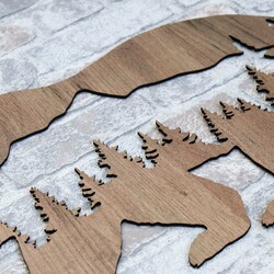 Drevená nálepka na stenu - Medveď v horách | Dub tabakový