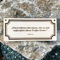 Drevená tabuľka s citátom na stenu