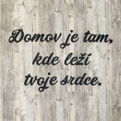 Drevená nálepka na stenu - citát o rodine | Čierna