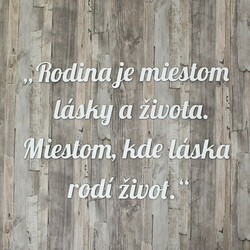 Drevený citát o rodine na stenu | Biela