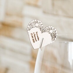 Darček pre hostí - Drevená ozdoba Srdiečko na pohár s gravírovaním