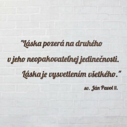 Drevený citát o láske od sv. Jána Pavla II. | Orech