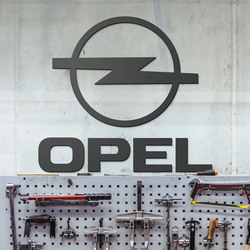 Značka auta na stenu - Opel | Antracitovo-šedá