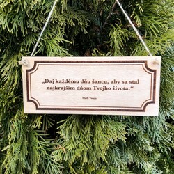 Drevená tabuľka s citátom na stenu