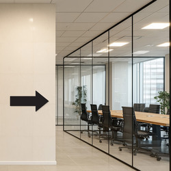 Smerovaná dřevěná orientační šipka | Černá