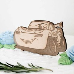 Drevená figúrka na tortu - McQueen z rozprávky Autá