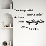 Drevený citát na stenu o úsmeve a radosti
