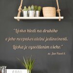Dřevěný citát o lásce od sv. Jana Pavla II.